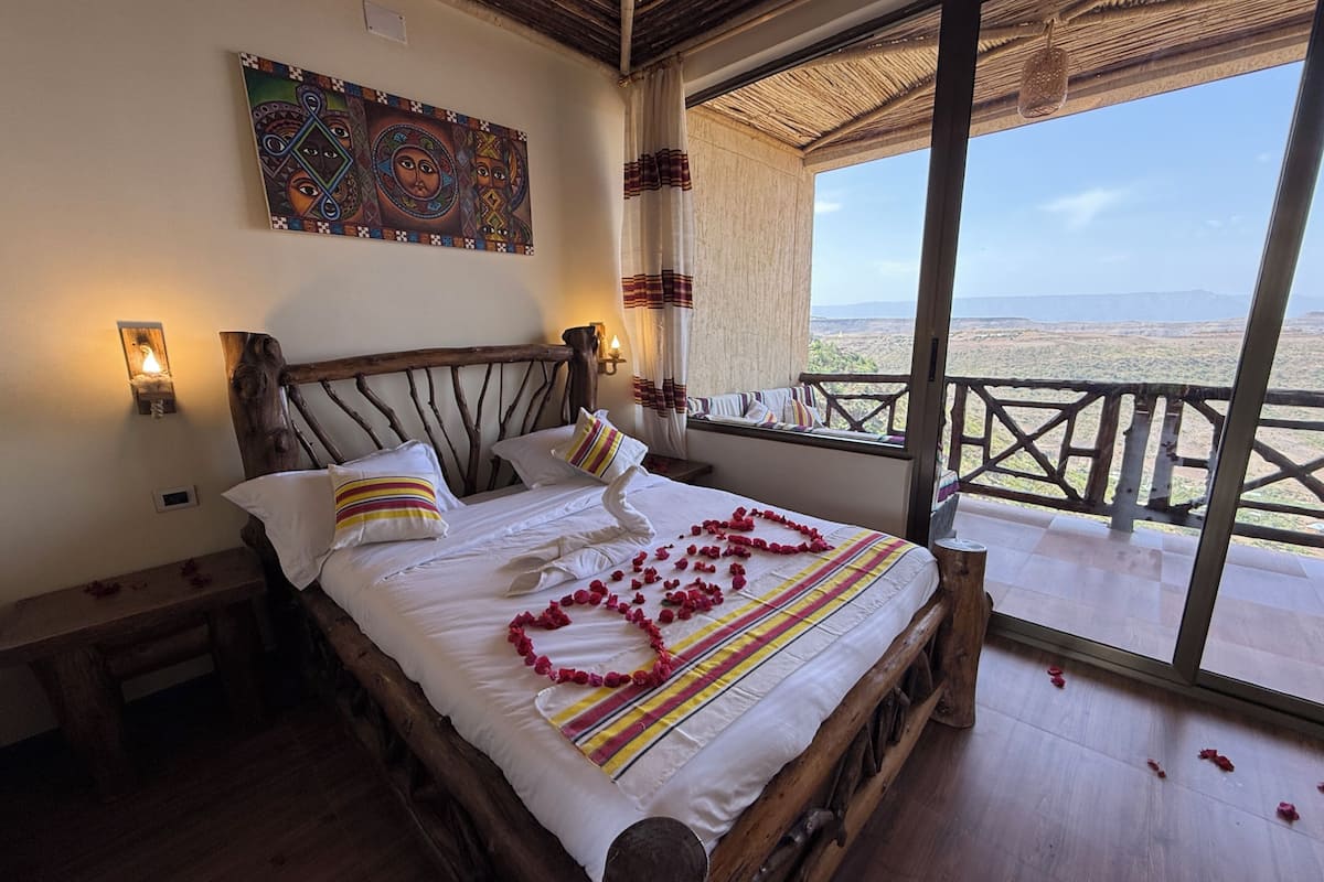 Suite, fjellutsikt | Individuelt dekorert, skrivebord og skrivebord for bærbar PC