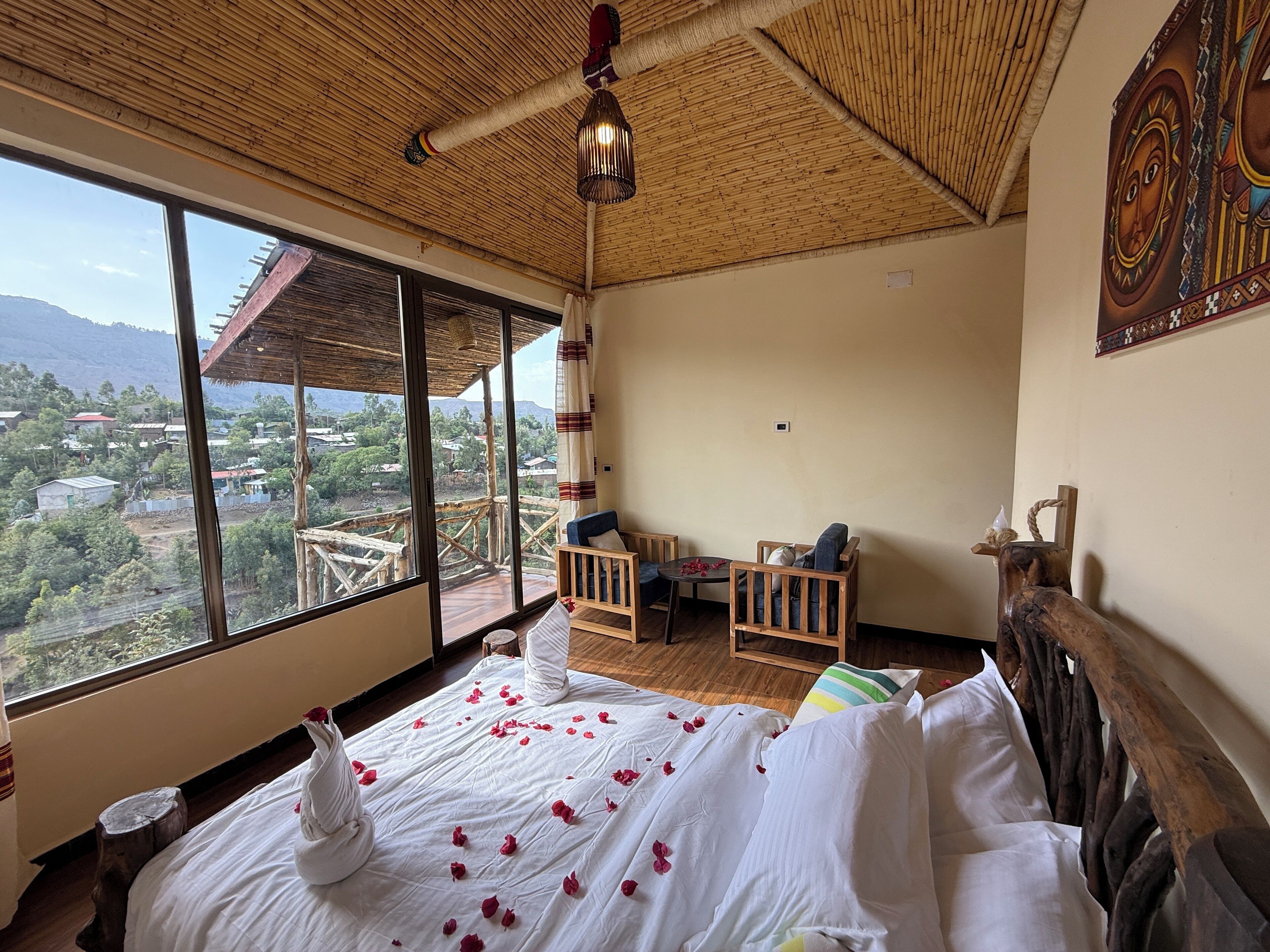 Decoración personalizada, escritorio y espacio para trabajar con laptop 