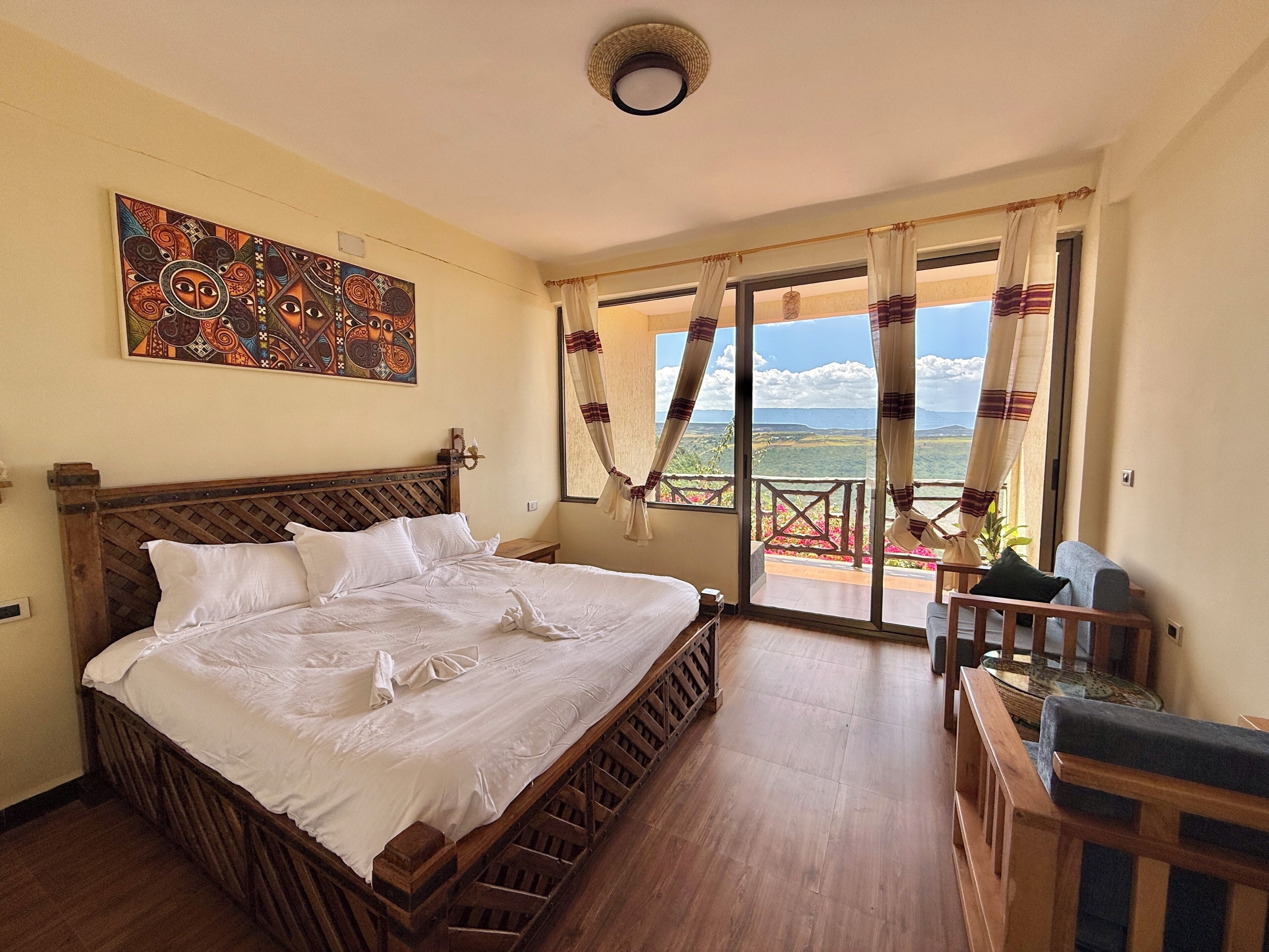 Decoración personalizada, escritorio y espacio para trabajar con laptop 