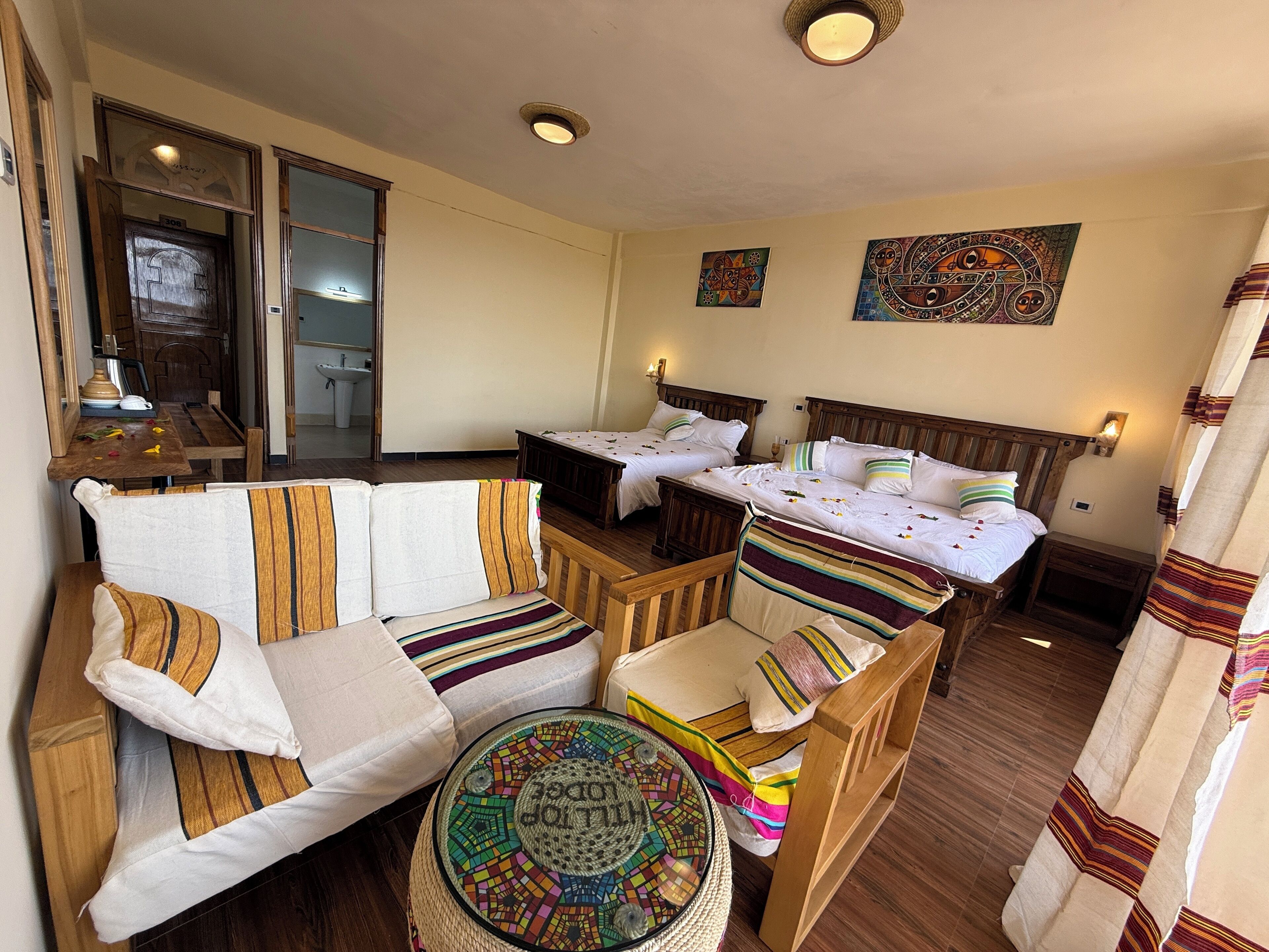 Decoración personalizada, escritorio y espacio para trabajar con laptop 