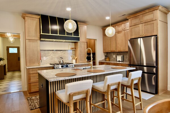 Mikroaaltouuni, uuni, liesi, astianpesukone