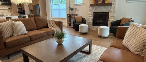 Smart-tv, een open haard, boeken en een printer