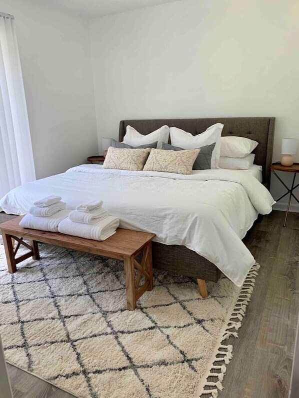 1 slaapkamer, een bureau, een strijkplank/strijkijzer, wifi