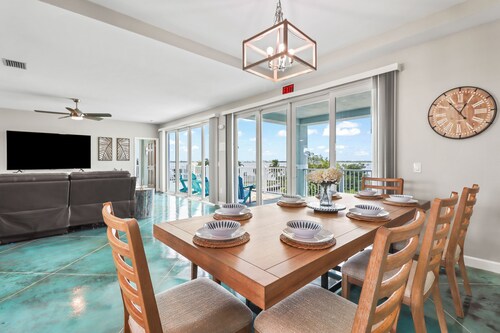 Tranquility Bayview House-Ocean Front with pool, boat basin and boat ramp