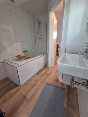 Hårtork, handdukar, tvål och toalettpapper