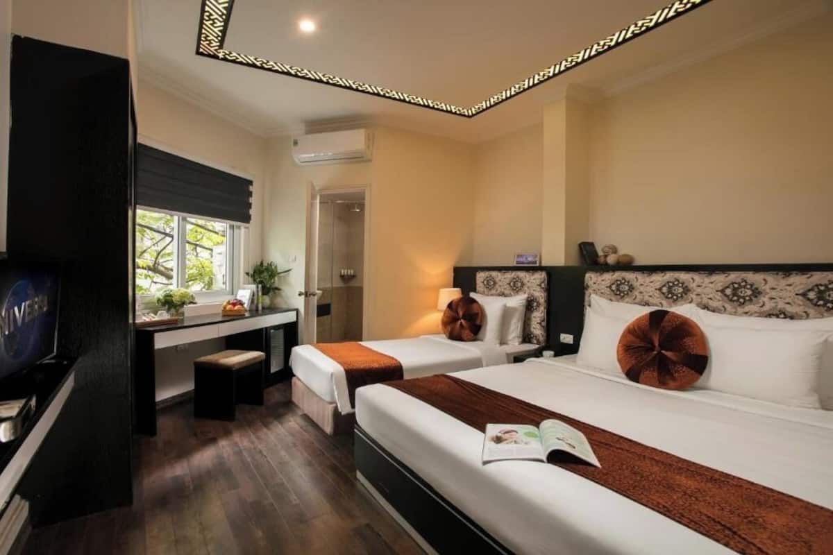 Habitación triple Deluxe, vista a la ciudad | Escritorio y wifi gratis