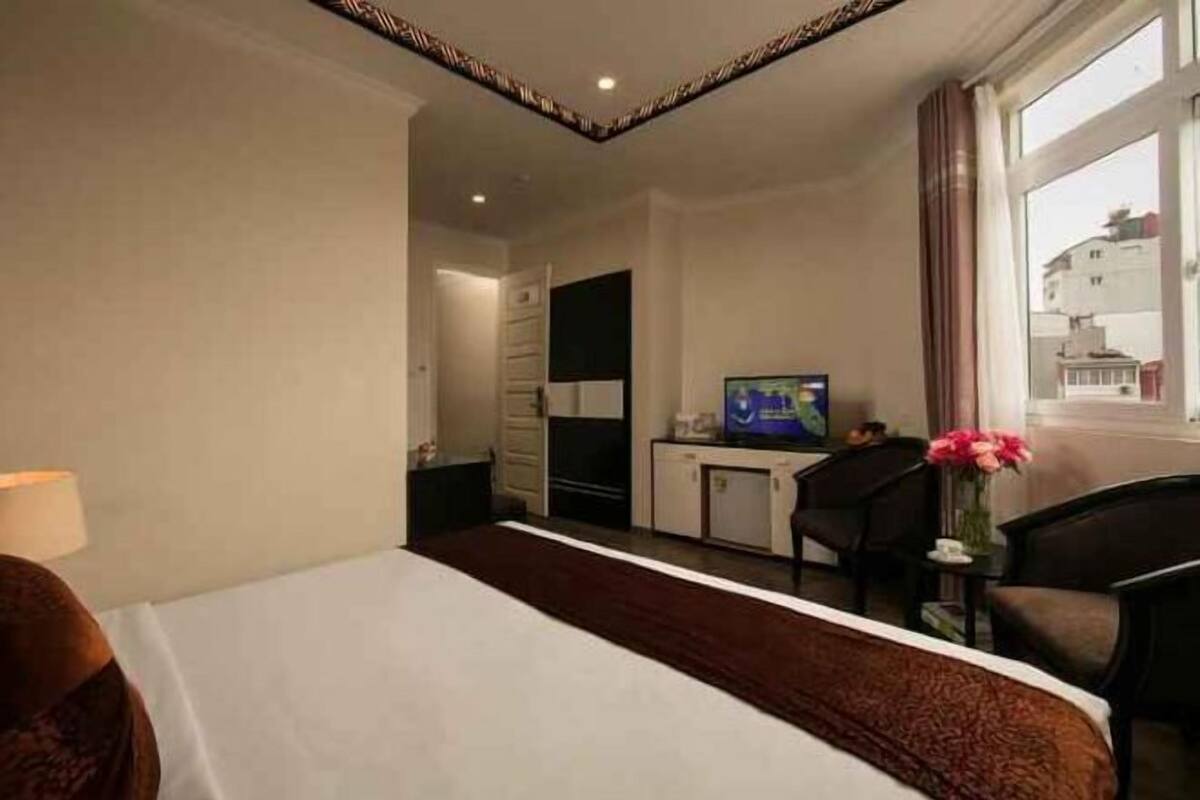 Desk, soundproofing, free WiFi