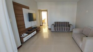 A modern living room with a flat-screen TV, a sofa, and a TV stand. - COPFL0101 - Engenheiro Alves de Souza (Salvador)