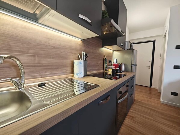 Kühlschrank, Mikrowelle, Ofen, Herdplatte