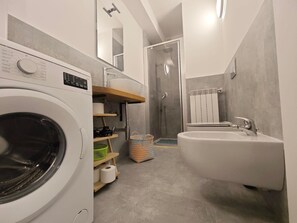 Doccia, asciugacapelli, bidet, asciugamani