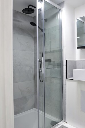 Combined shower/tub, deep soaking tub, hair dryer, towels