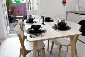 Dining - 4 Guests - Pet Friendly Retreat in Thornton Heath (Thornton Heath)