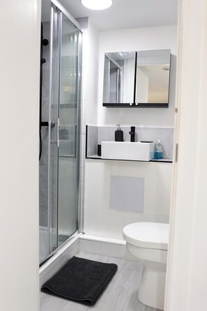 Combined shower/tub, deep soaking tub, hair dryer, towels - 4 Guests - Pet Friendly Retreat in Thornton Heath (Thornton Heath)