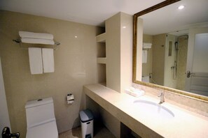Superior-Zimmer | Badezimmer | Kostenlose Toilettenartikel, Haartrockner, Handtücher, Seife