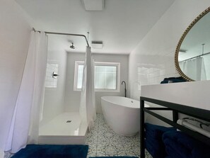 Haartrockner, Handtücher, Seife, Toilettenpapier