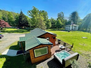Outdoor spa tub - Cove - King Bed Escape w/Hot Tub (Ellenville)