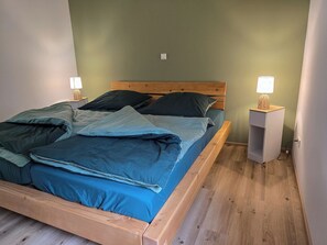 2 habitaciones, tabla de planchar con plancha, internet y ropa de cama