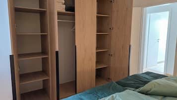 2 bedrooms, iron/ironing board, Internet, bed sheets