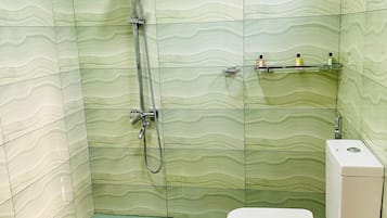 Deluxe Triple Room | Bathroom