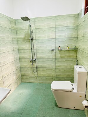 Deluxe Triple Room | Bathroom | Free toiletries, towels, soap, shampoo