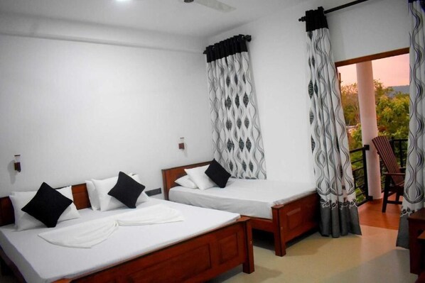 Quarto triplo luxo | Cofres nos quartos, ferros/tábuas de passar roupa, Wi-Fi de cortesia