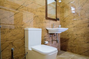 Deluxe Double Room, 1 Queen Bed | Bathroom | Free toiletries, bidet, towels, soap