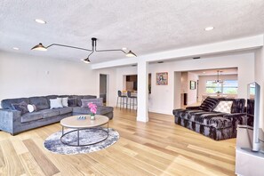 House, Multiple Beds (Parrots Cove) | Living area