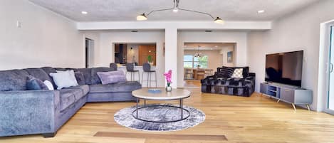 House, Multiple Beds (Parrots Cove) | Living area