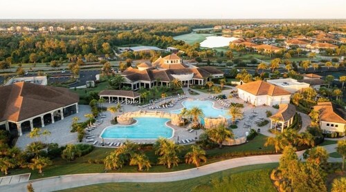 2-bedroom condo in wonderful Bradenton with AC, fitness room