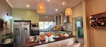 Cosy & gorgeous 3-bedroom house in Grahamstown with pool! Stunning family home!