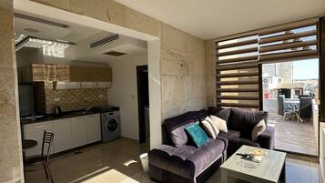 Apartment, 1 Bedroom, Accessible, Smoking | Living room