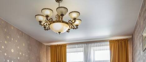 Apartamento Confort, vistas a la ciudad | Zona de estar | Televisión de 40 pulgadas con canales por satélite