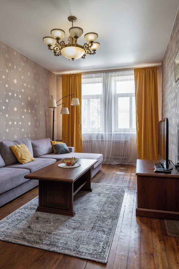 Comfort Apartment, City View | Living area | 40-inch TV with satellite channels