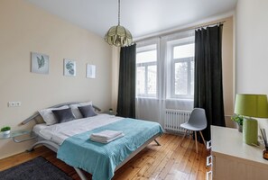 Appartement Confort, vue sur la ville | Fer et planche à repasser, accès au Wi-Fi (inclus)