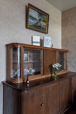 Apartamento conforto, vista para a cidade | Área de estar | TV 40 polegadas com canais via satélite