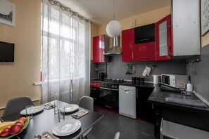 Comfort-huoneisto, kaupunkinäköala | Silitysrauta/-lauta, ilmainen Wi-Fi