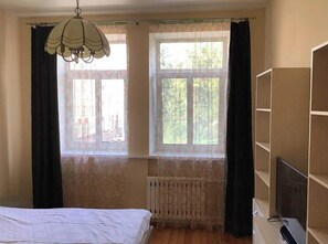 Comfort-huoneisto, näköala pihalle | Silitysrauta/-lauta, ilmainen Wi-Fi