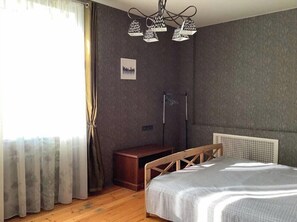 Comfort-huoneisto, näköala pihalle | Silitysrauta/-lauta, ilmainen Wi-Fi
