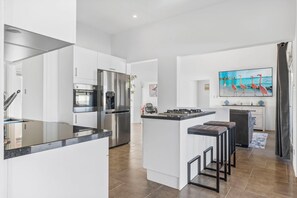 Jääkaappi, mikroaaltouuni, uuni, liesi