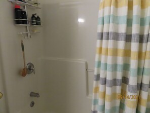Haartrockner, Handtücher, Seife, Toilettenpapier
