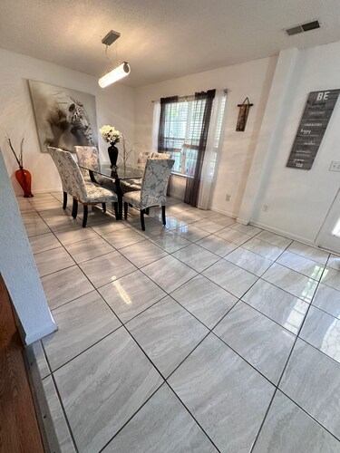 Spacious 6-Bedroom Southern Comfort Home for Graduations and Family Situations