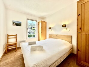 2 bedrooms, bed sheets
