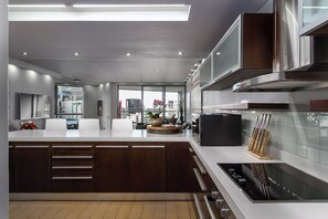 Micro-ondes, four, plaque de cuisson