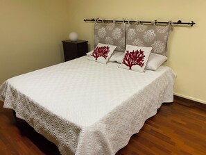 4 bedrooms, iron/ironing board, WiFi, bed sheets - Villa Neptune (Palermo)