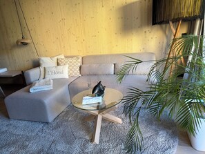 Smart-TV, filmbibliotek og stereoanlegg