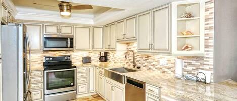 冷蔵庫、電子レンジ、オーブン、コンロ