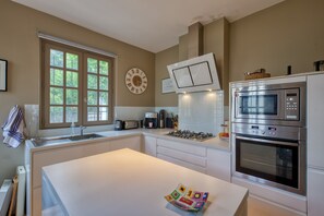 Kühlschrank, Mikrowelle, Ofen, Geschirrspüler