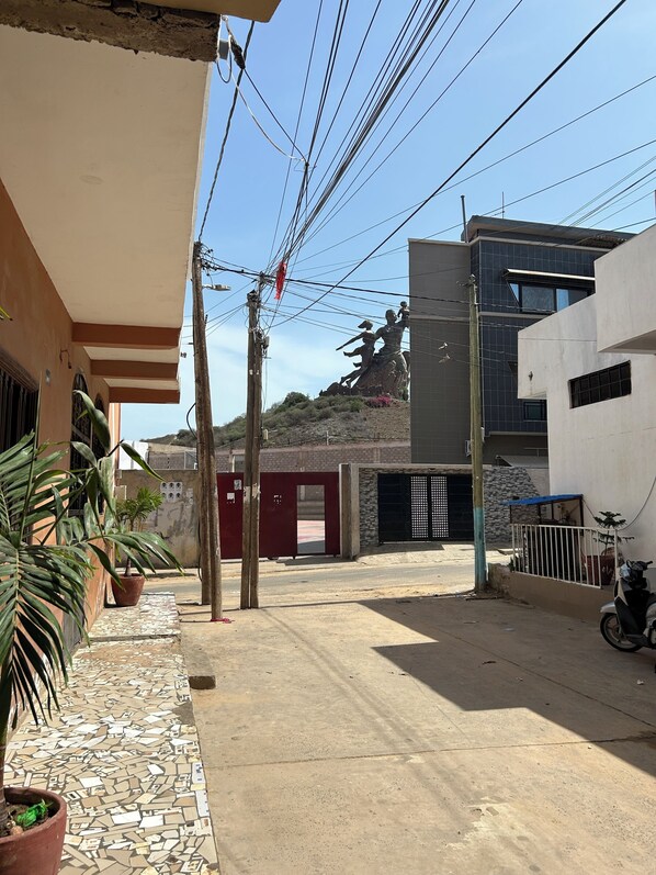 Property grounds - Pleasant apartment with AC in vibrant Dakar (Dakar)