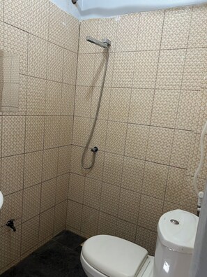 Shower, bidet, toilet paper - Pleasant apartment with AC in vibrant Dakar (Dakar)