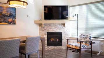 Condo, 1 King Bed with Sofa bed | Dining room